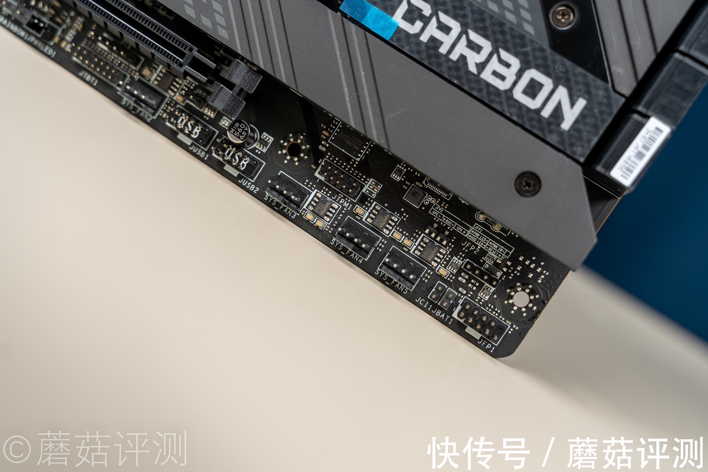 微星Z690|供电规格升级，标配五个M2插槽、微星Z690 CARBON WiFi暗黑主板