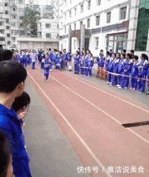 |搞笑GIF：姑娘这一跳太突然 我都觉得不好意思了