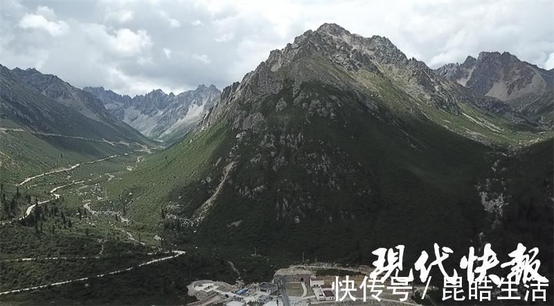 德格县|“雄鹰都飞不过的山峰”一隧洞穿，这个山坳里的小城火了