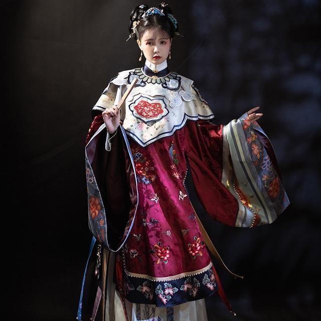 “鬼新娘”高价汉服引众人争议,这究竟是汉服