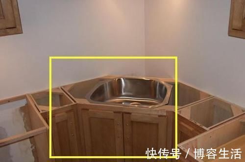 双槽|同样都是小厨房,他家把水槽挪到橱柜拐角处,见缝插针放下3个槽