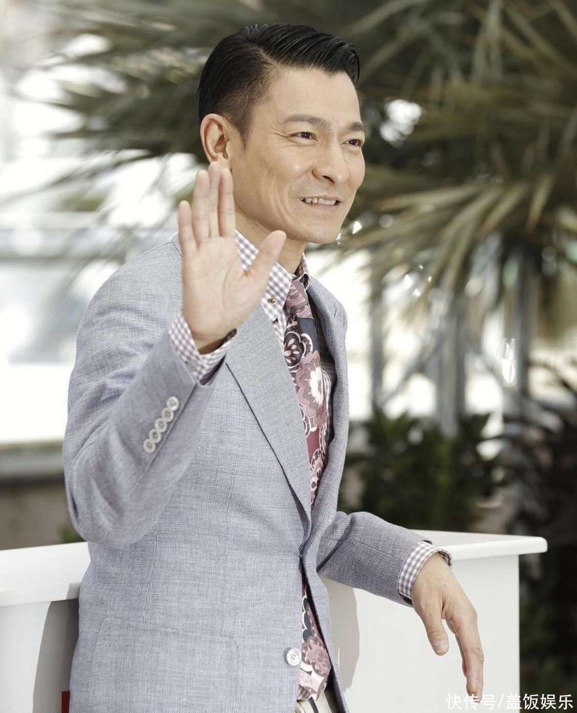 刘德华陪妻子回马来西亚过年!与富豪舅舅礼佛,亲密挽手有说有笑