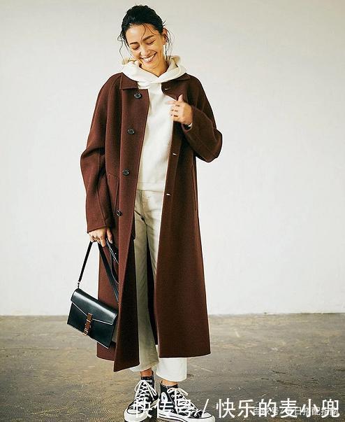 秋冬外套里面怎么穿建议试试这3件“内搭”，个性时髦又保暖