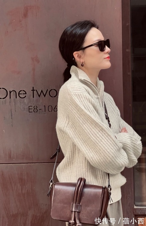 浅色系 新年穿搭怎么能没有高领衫?建议你这样穿,走亲访友别人都夸你美
