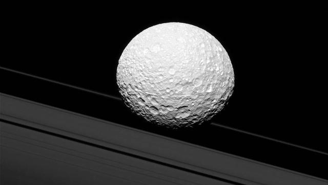土卫一:太阳系第二十大卫星,样子像极了星球大战中的“死星”