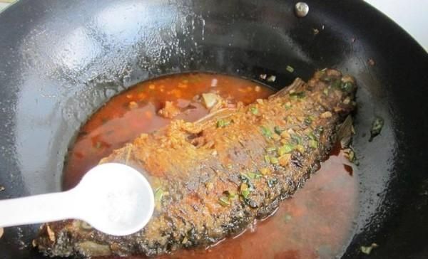 鱼刺卡在喉咙里，别再喝醋吞米饭，教你1招，鱼刺自己跑出来