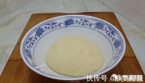 早餐别再烙饼了,加2个鸡蛋,外皮焦脆又松软,比鸡蛋饼油条好吃