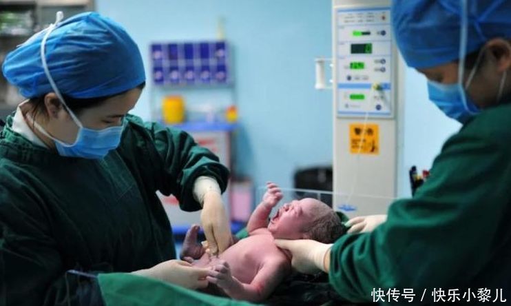 屁屁|新生儿成功娩出后,给产妇看的第一眼是屁屁?护士做法“没毛病”