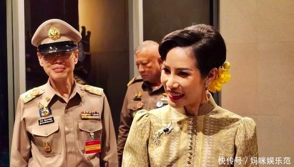 妮娜|诗妮娜亮相开发会,穿半高领看不见脖子,一身混搭身材细如闪电