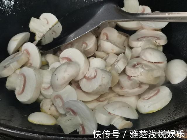 蘑菇|简单又好吃的蘑菇溜肉片，肉片滑嫩蘑菇香，美味营养都兼顾