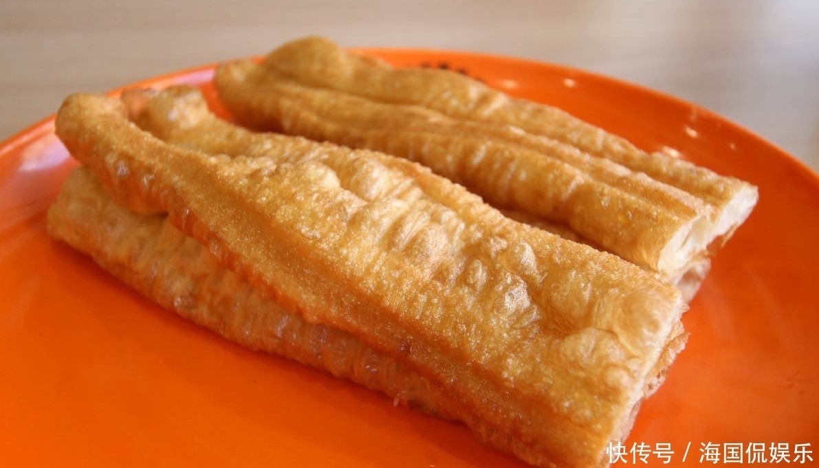 酥脆|炸油条时，和面的方法很重要，用对方法，油条酥脆可口更好吃