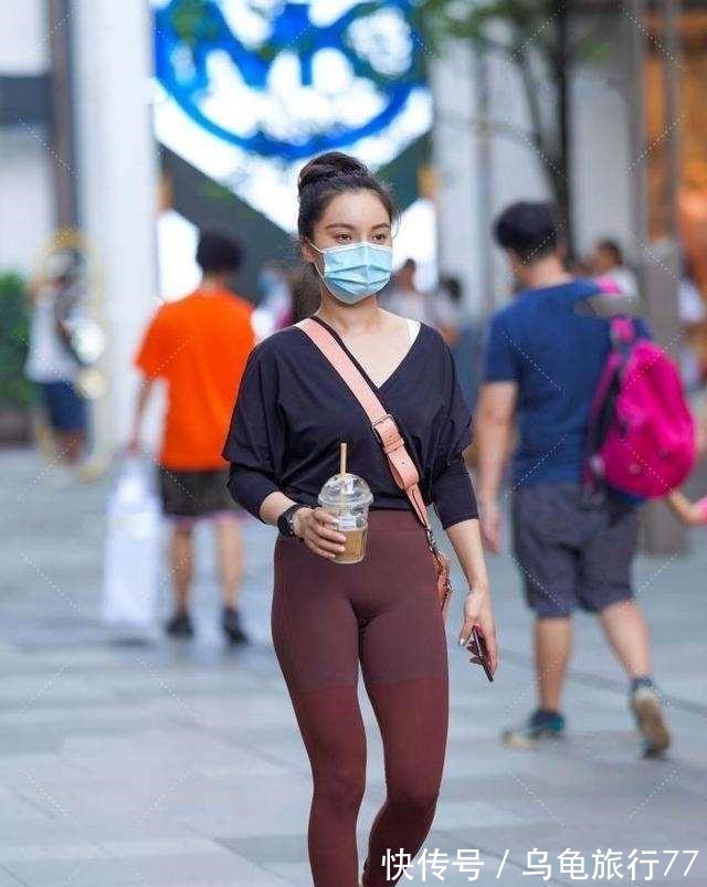 方形 黑色低胸上衣搭配褐色时尚打底裤，日常休闲，文艺的感觉！