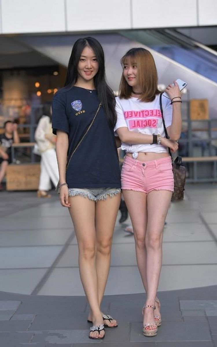 美女|街拍美女:牛仔裤穿出特色,裤脚“开花”,美得不像话