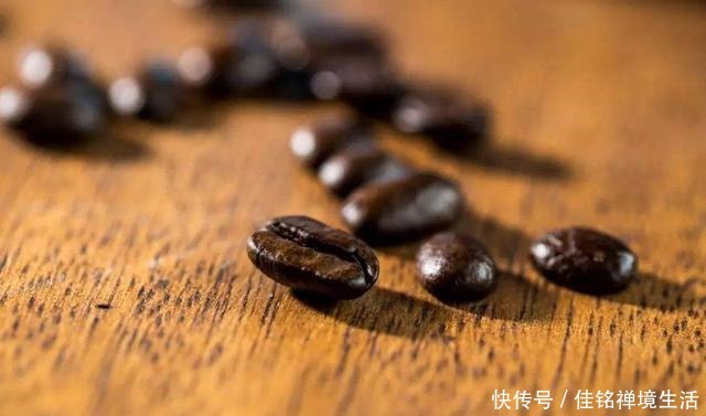 每次路过咖啡店我都会去要一包免费的咖啡渣,它的妙用实在是不少