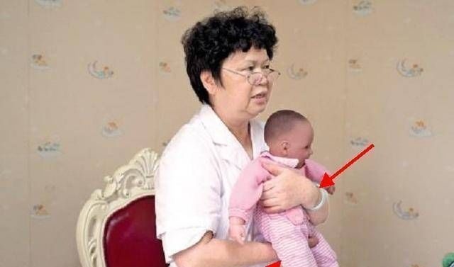 背部|别这样抱孩子了,伤了宝宝脊柱你还不知道,附不同月份的正确抱法