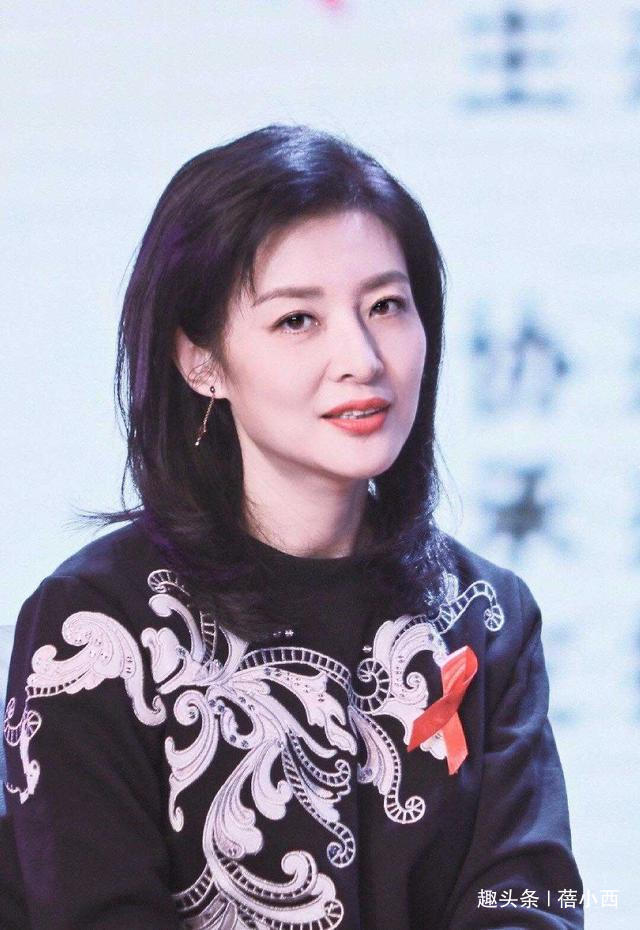 减龄 周涛终于穿卫衣，搭配百褶半身裙录节目，齐肩发型减龄又时髦！