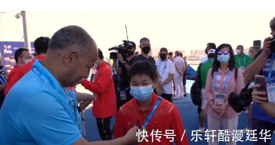 穆萨拉姆|超高评价!国际泳联主席亲自采访,全红婵罕见秀英语,害羞转头