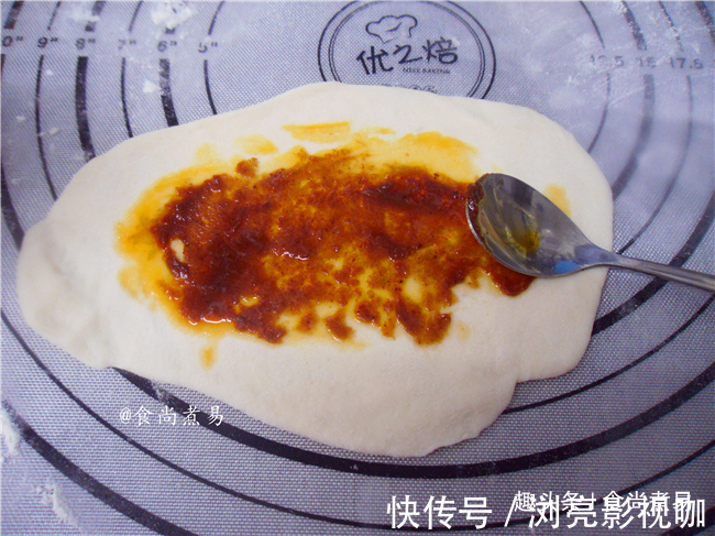 面团|半碗面粉加一勺酱,快速做一锅香喷喷的煎饼,好配方收起来