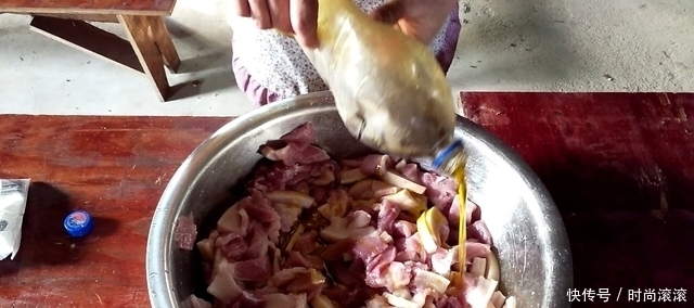 儿媳妇|大妈为儿媳妇做的一道“特色美食”,特别好