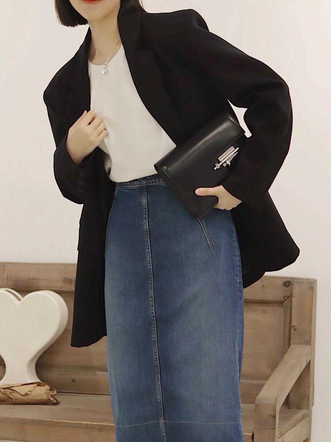 牛仔裙 早春职场怎么穿更洋气?借鉴这几组搭配方式,简约日常又有气场