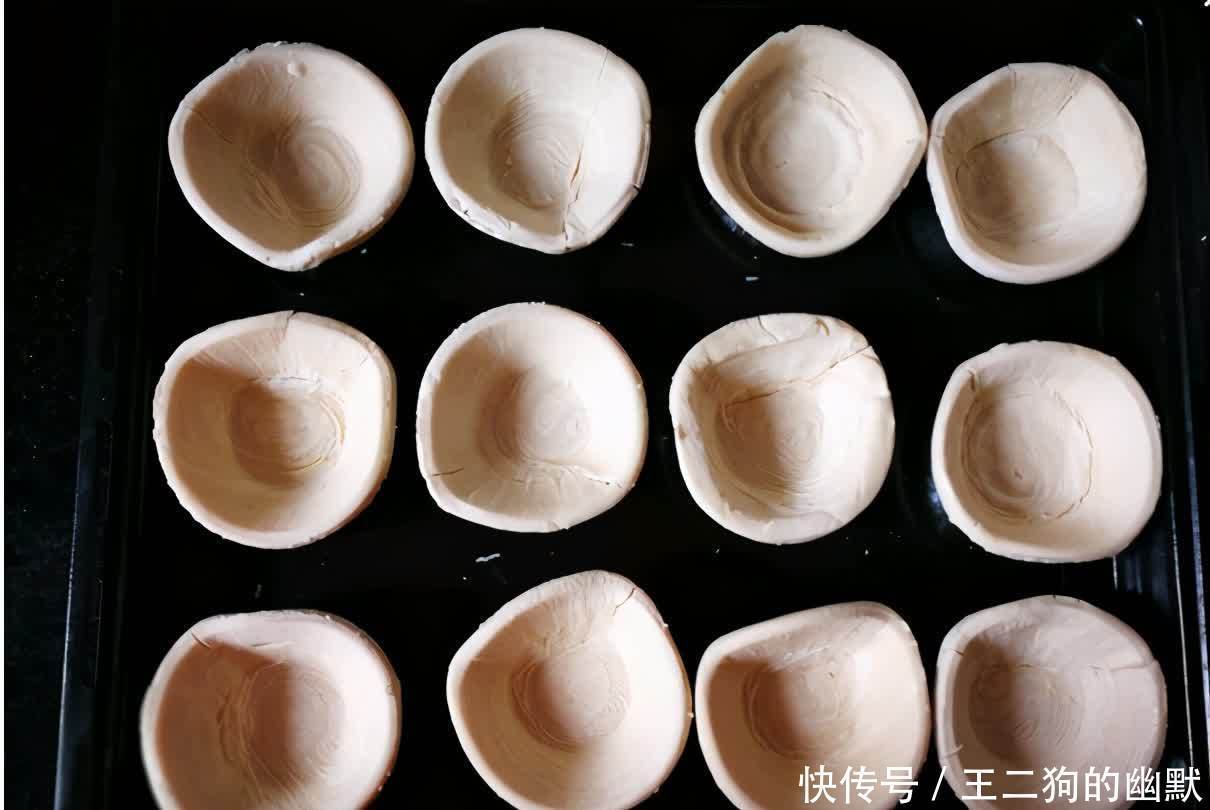 做蛋挞的时候加上一个火龙果,不仅颜值高,味道也很好