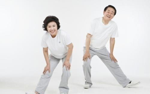 膝盖|老年人膝盖疼，是该静养还是继续运动？听听骨科医生怎么说