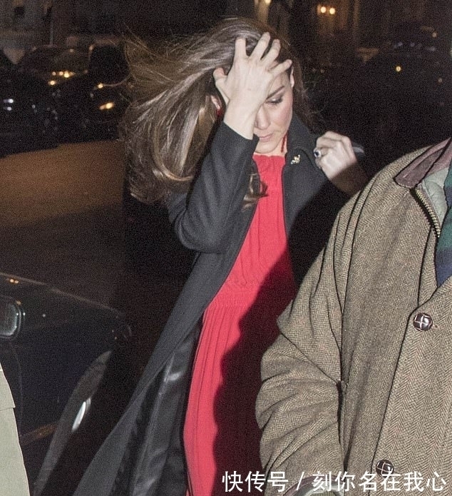 蕾丝 凯特王妃又穿红色连衣裙,搭配黑色大衣真惊艳,尽显优雅气质!