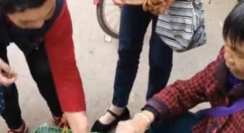 顾客|老奶奶路边卖“特色小吃”,路人只看不买,顾客是你们不识货