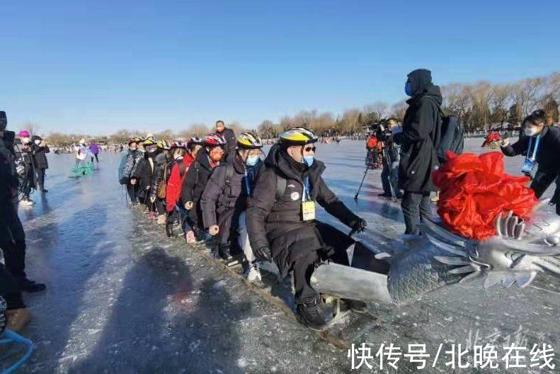 什刹海|60余名中外记者来到什刹海冰场，现场体验“冰蹴球”