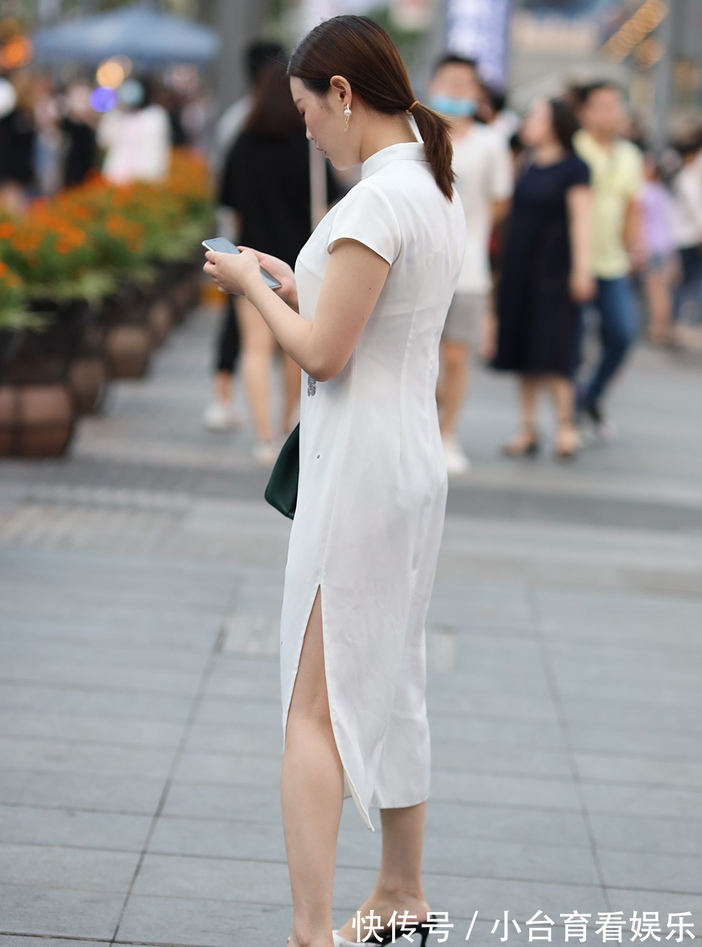 夏季|夏季改良版的旗袍，依然展现出优雅又婀娜的美，气质温婉美丽大方