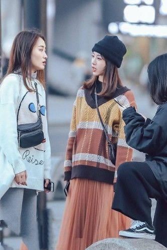 她款款走来，大衣和阔腿裤搭配在一起，简约舒适尽显洒脱气质