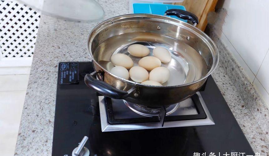 水煮鸡蛋，切记不要冷水下锅！教你这3招，蛋壳一碰就掉