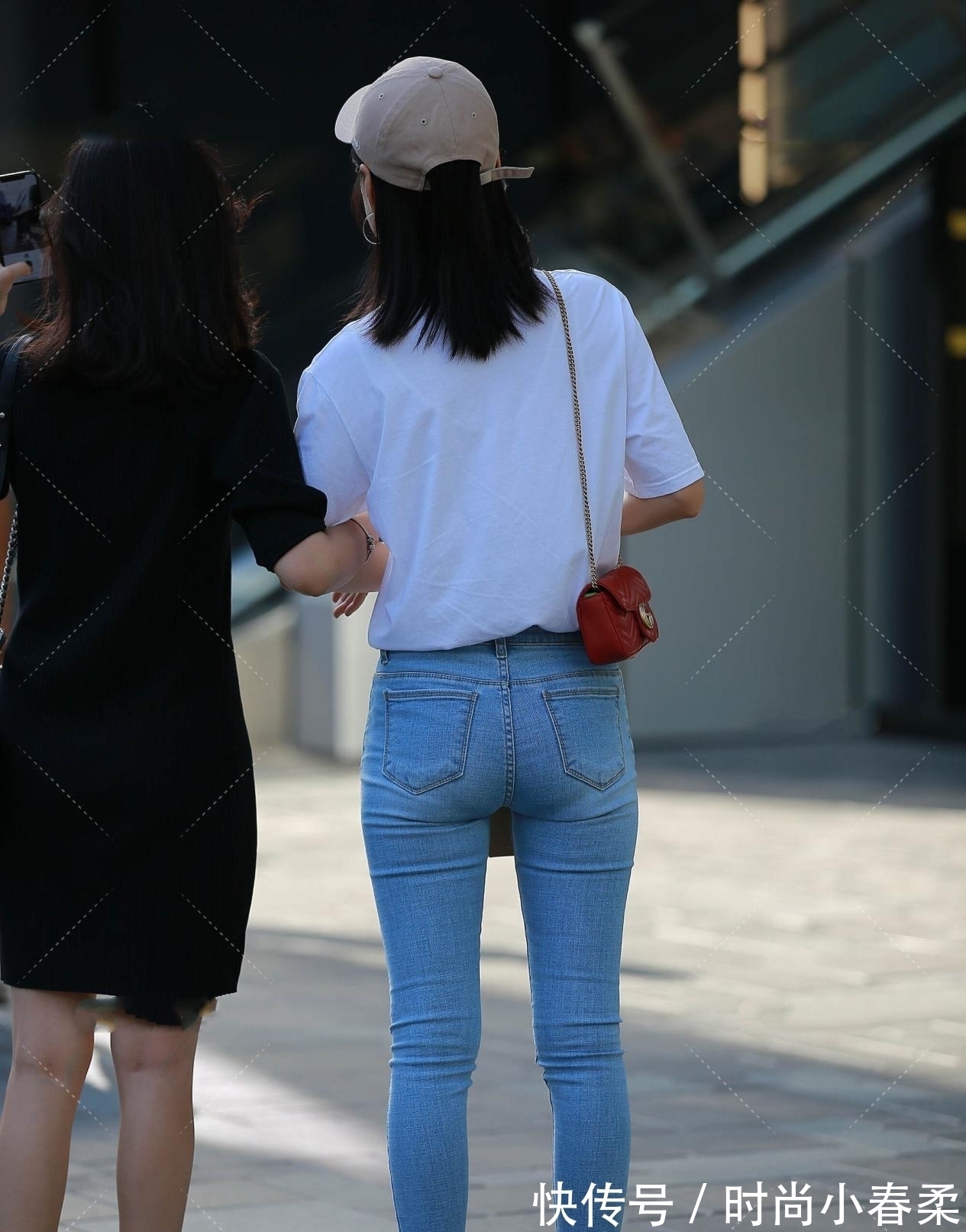 清新感 短袖搭配牛仔裤,白色和蓝色搭配在一起,能搭配出一种时髦感