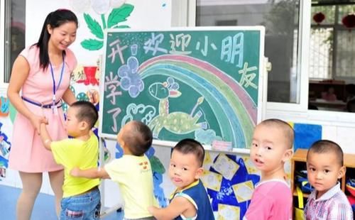 孩子|为防幼儿园老师探查家庭情况，宝妈剪掉孩子衣服标签，有必要吗？