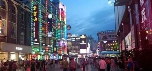 中国值得旅游的2座城市,当地人很豪爽,游客去了还想去