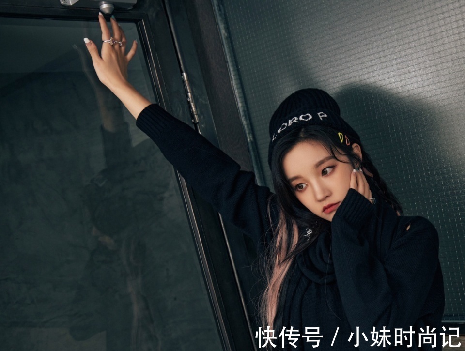 版型|宋雨绮提前过冬,穿针织裙戴毛线帽包裹严实,又酷又甜真耐看