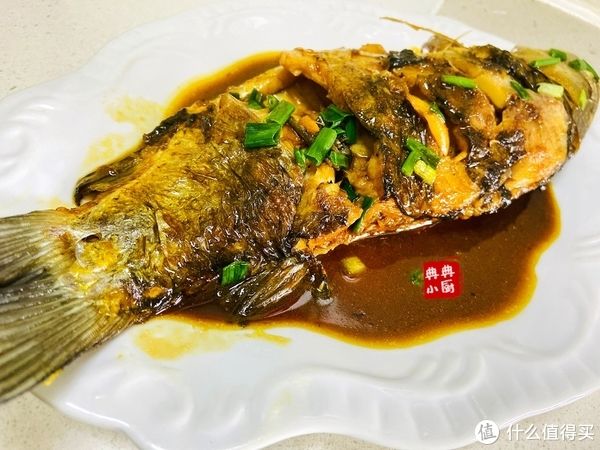 鲫鱼红烧也好吃，肉质细腻，营养又美味
