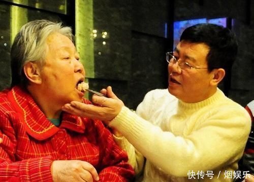 老人们|“假孝顺”的子女,就算伪装得再好,也会在这4件事情上露出马脚