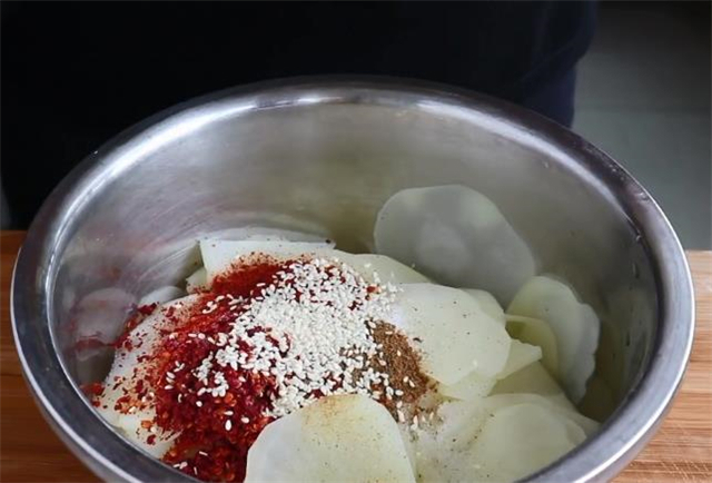 土豆片最好吃的做法，这样做麻辣过瘾，越吃越香，做法超简单