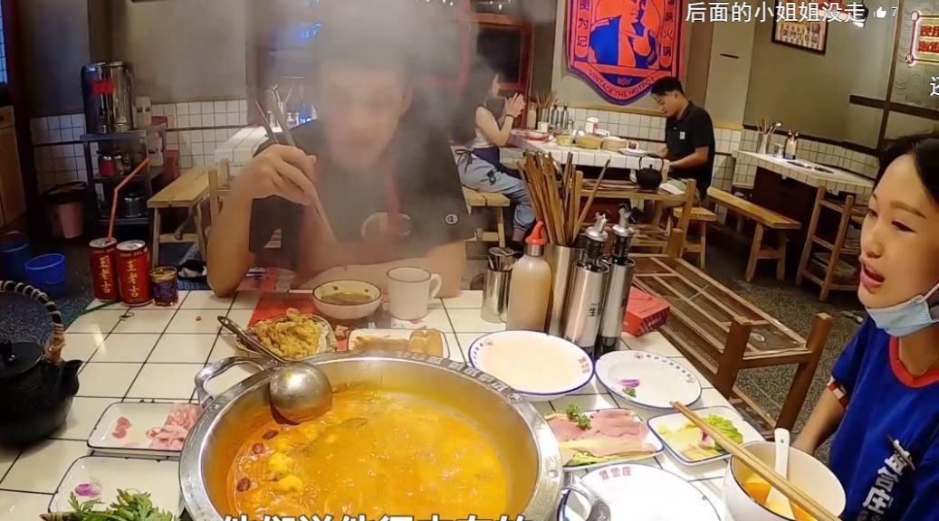 陈赫火锅店为啥能火招聘工资不算啥,看到服务员的长相明白了