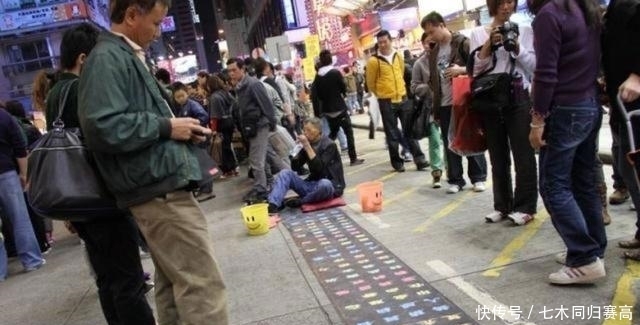 从乞丐到千万富翁:苦练10年粉笔字,自创字体被收购,摇身一变书法家