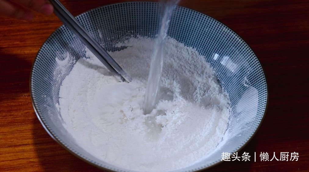 年糕不用买,撒点糯米粉,加点热水自己做,咬一口,还会爆浆