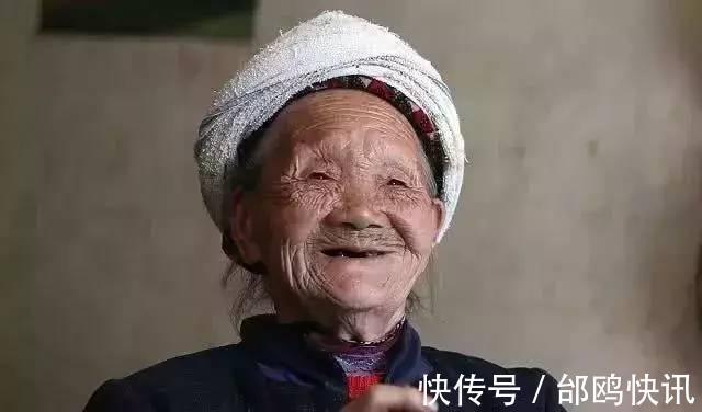 长寿老人|133岁老人抽烟喝酒不运动,他的长寿秘籍自己从不碰一件事