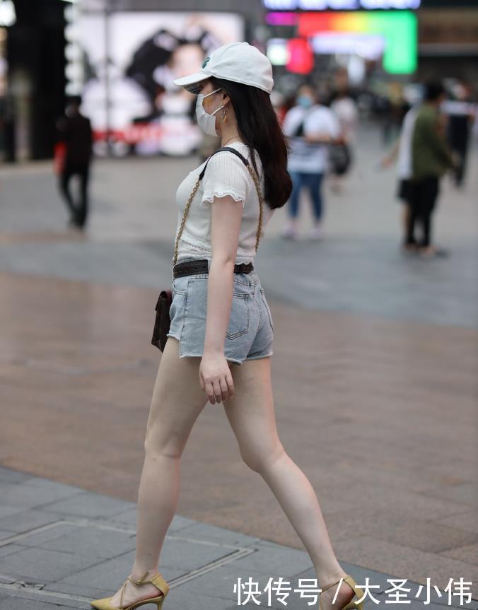 肚子|美女街拍:这个太好看了,虽然肚子有点肉肉的,但是旁边的女朋友还很嫉妒她