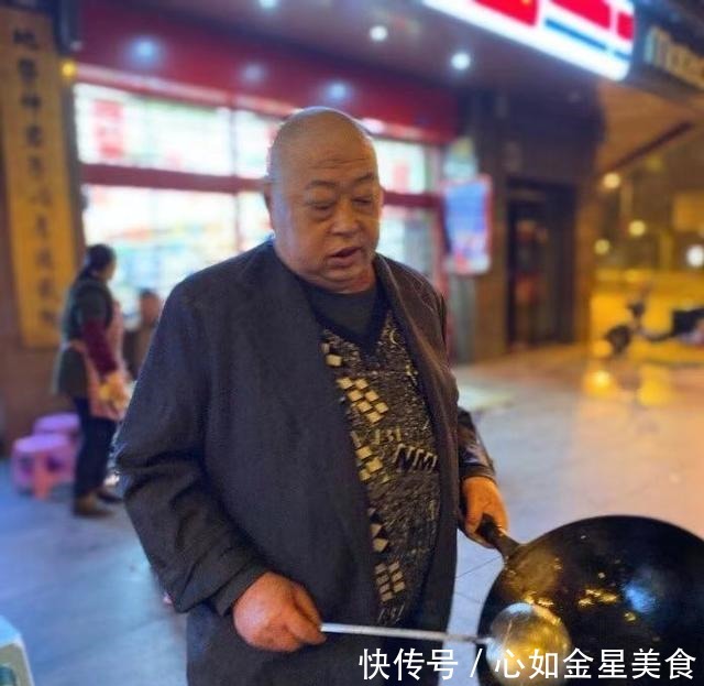  成都著名的一家“鬼饮食”，每天只卖凌晨4小时，食客坐满一条街