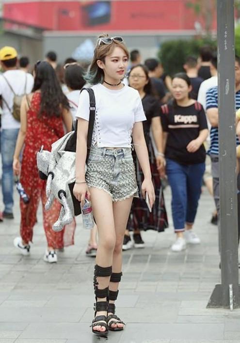 街拍：小姐姐身材窈窕，穿搭很时尚潮流，很迷人的样子