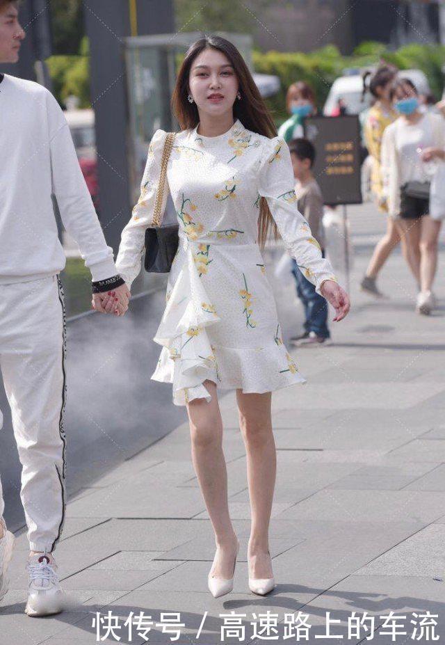 为了显高级穿垫肩连衣裙,茉莉花图案蕴含着“土味”的复古时尚感