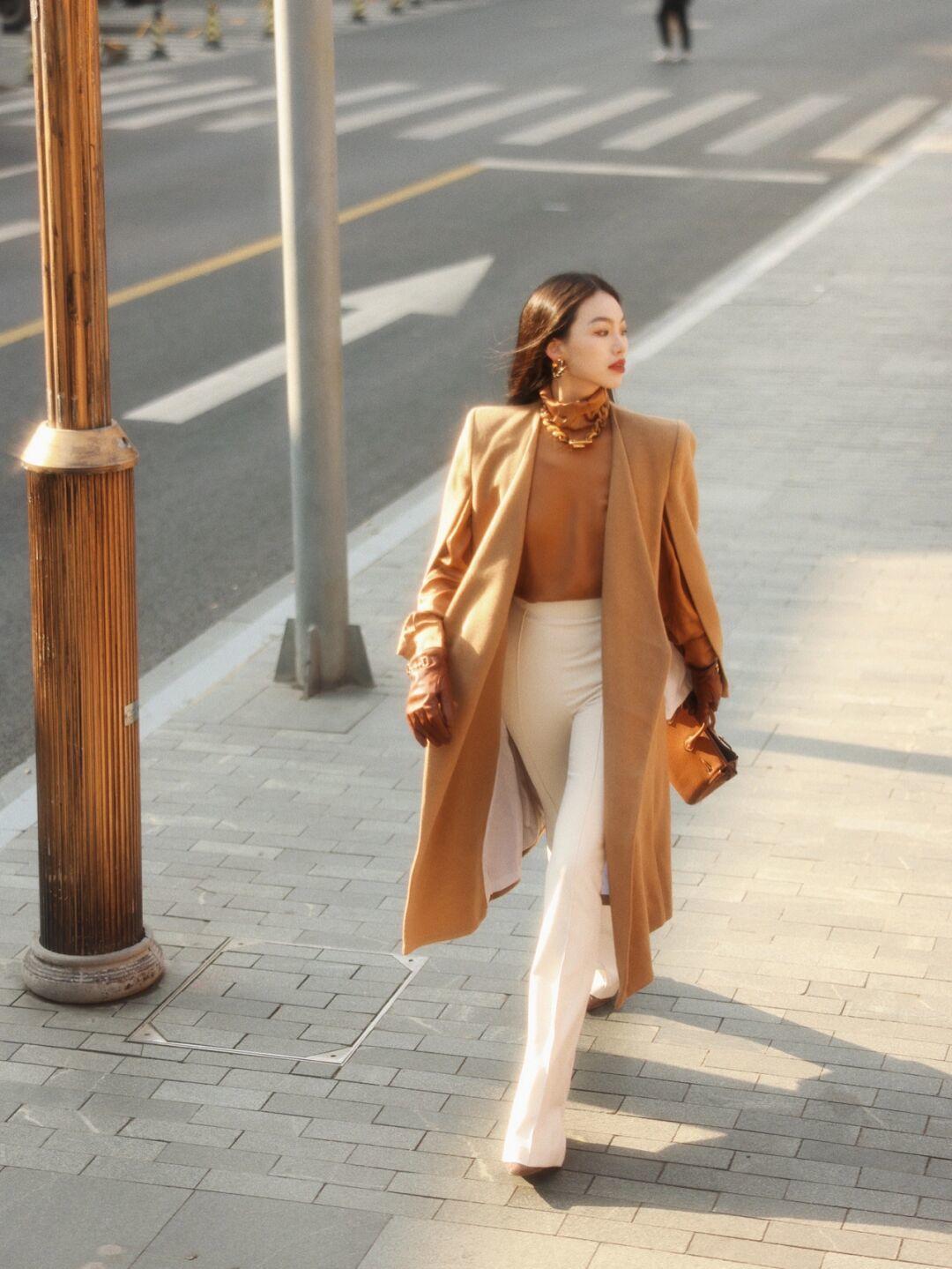 黄黑皮 气质女人穿衣要讲究,看看这些简约高级的“大衣”穿搭,保暖时髦