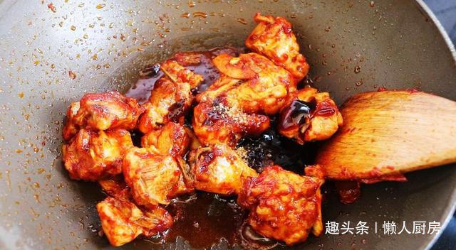 想吃肉了，做了一道土豆炖排骨，配上韩式辣酱，太下饭了