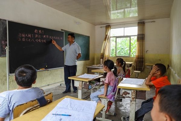 朱木群|独守贵州偏远教学点21年的乡村教师潘仲勇：我愿守到这没有学生为止